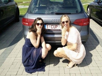 2 femme 1 plaque d'immatriculation