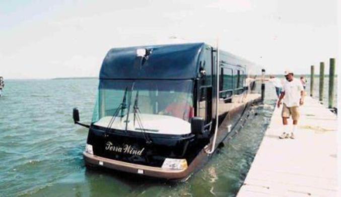 Du côté de l'émirat de Dubaï, une navette qui a tout l'air d'un bus aquatique