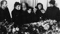 1907 : Staline perd sa 1ère épouse Kato Svanidze (sa belle-famille à gauche de la photo)