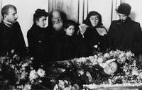 1907 : Staline perd sa 1ère épouse Kato Svanidze (sa belle-famille à gauche de la photo)