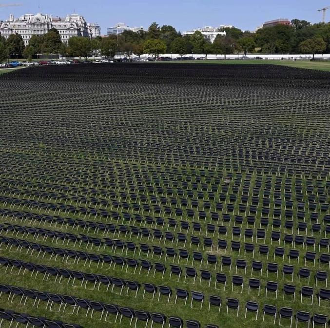 20 000 chaises représentant chacune 10 Américains morts du coronavirus ont été alignées (nul doute que le Président ait vu ça depuis son hélicoptère)