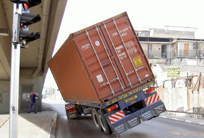 Un camion coincé sous un pont