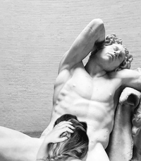 Il semble rester de marbre