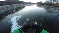 Luge tractée sur lac gelé à 80 km/h