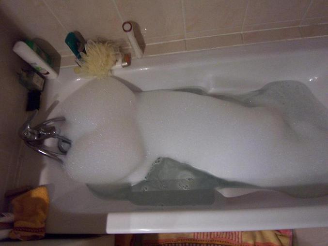 La mousse de ce bain est quelque peu suggestive.