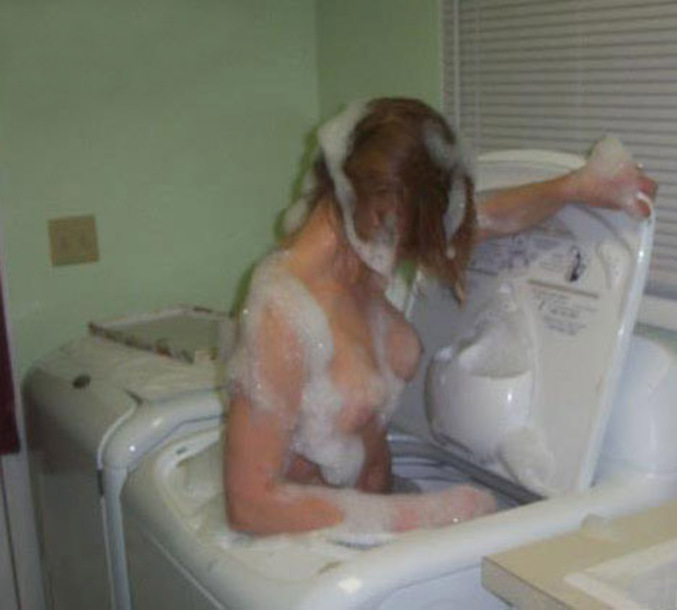 Une blonde qui se lave à sa manière.