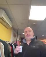 Un vendeur 