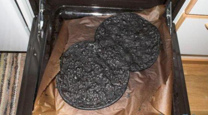 Deux pizzas oubliées dans un four qui ont fusionnées sous l'effet de la chaleur.