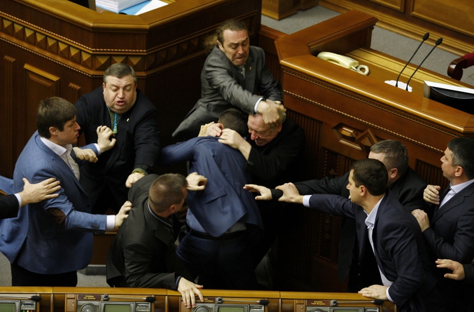 ... les députés se battent encore une fois! (photo Yuriy Kirnichny pour AFP)