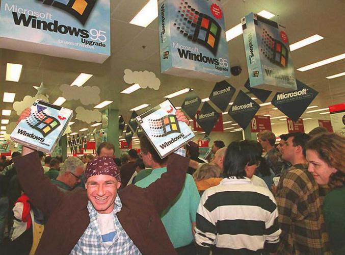 Quand les gens faisaient la queue jusqu’à minuit pour acheter le nouveau système d’exploitation de Microsoft  tel des groupies . 