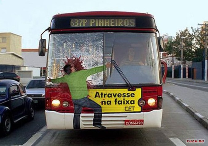 Ne traversez pas devant le bus.