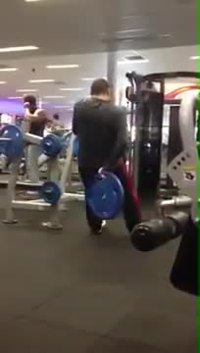 Pendant ce temps, dans la salle de musculation 3