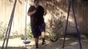 Gros sur une balançoire
