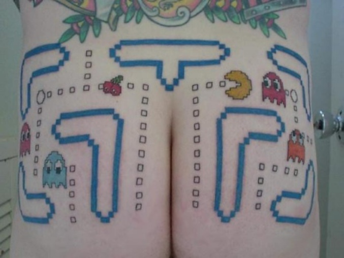 Un tatouage Pacman très réussi. Esperons pour lui tout de même que ce ne soit pas un vrai.