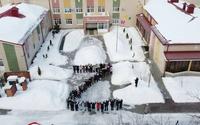 Dans une école russe, les enfants patriotes forment le "Z" de la force armée envoyée en Ukraine