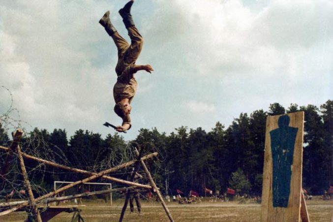 Voici le lancer de hache en plein saut.