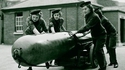 Femmes manipulant une torpille