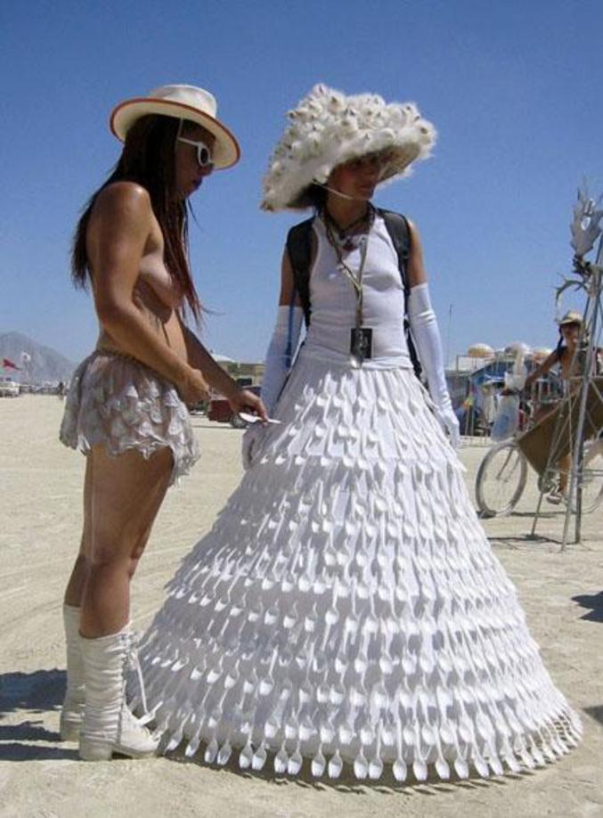 Une robe de mariée faite avec des fourchettes en plastique.