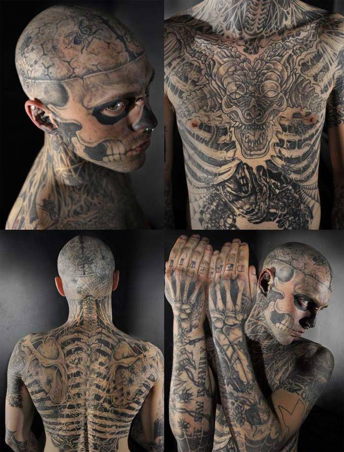 Un homme tatoué de partout....