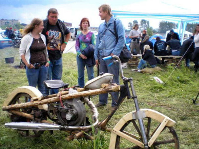Une moto dont l'armature est entièrement constituée de bois.