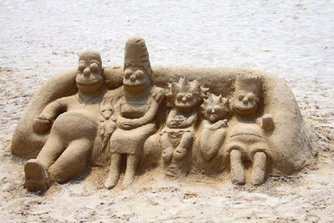 La famille des Simpson reproduite en sable.