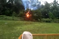 Explosion d'une ligne électrique dans un jardin