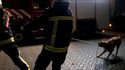 Des pompiers aidés par un chien