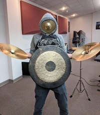Il cymbale un peu trop lui