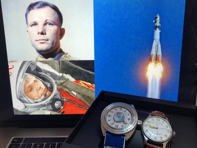 En Russie, le 12 avril est un jour férié, baptisé « journée des cosmonautes »

Le vol Vostok 1, qui à emporté le premier homme dans l'espace, est lancé depuis le cosmodrome de Baïkonour le 12 avril 1961.

Il n'y a pas de compte à rebours comme pour les vols américains, le vol est lancé à l'heure prévue. À l'instant du départ, le pouls de Gagarine passe brutalement de 64 à 157 battements par minute mais il s'exclame joyeusement « Et c’est parti ! (Поехали! [Païekhali!]) ». Il est 9 h 7 (heure de Moscou, 6 h 7 GMT). Alors que la fusée s'élève, Gagarine signale qu'il ressent l'accélération croissante mais affirme ne pas en souffrir.

Onze minutes après le lancement, le vaisseau est inséré en orbite et entame une révolution autour de la Terre qui va durer 1 heure et 48 minutes, à une altitude moyenne de 250 kilomètres (327 km et périgée : 180 km). 

sur la photo (montre au cadran crème), une montre identique porté par Youri, la montre original 
 qui fut portée par Youri Alexeïevitch Gagarin est exposée au musée de "Zvesdny Gorodok" (La Cité des Etoiles), le centre russe d'entraînement des cosmonautes près de Moscou. 
la montre est une Sturmanskie, dotation de l'armée de l'air, choisie pour ça grande précision et fiabilité.
le calibre (mécanisme) est une amélioration du calibre LIP (français) R26.
les soviétiques avaient racheter la machinerie et plan, ils lui donnerons plusieurs modification et amélioration. 

contrairement au montres choisie par la NASA, pour les projets Apollo qui subirent multitudes de testes de fiabilité (je ferais un poste plus tard dessus), il suffit de prendre la montre de dotation pour les soviets.

Pour la seconde montre, elle est fabriquée à partir d’un morceau de métal du lanceur spatial “Soyouz -2.1a” et d’un morceau de tissu du scaphandre spatial “Sokol”, cette montre automatique 24 heures portes des aiguilles identique à celles du tableau de bord du module.
Cette fusée a décollé le 14 octobre 2020 et a effectué un vol record de 3 heures depuis Baïkonour jusqu’à la station “ISS”. et cette montre était sur le vol de Soyuz MS-19. 
