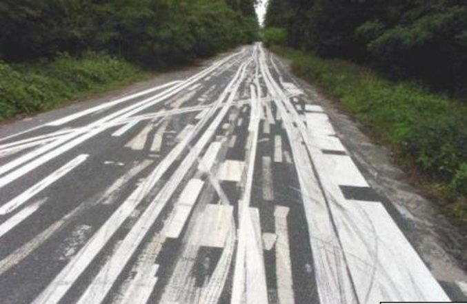 Gros n'importe quoi dans la peinture des lignes blanches d'une route.