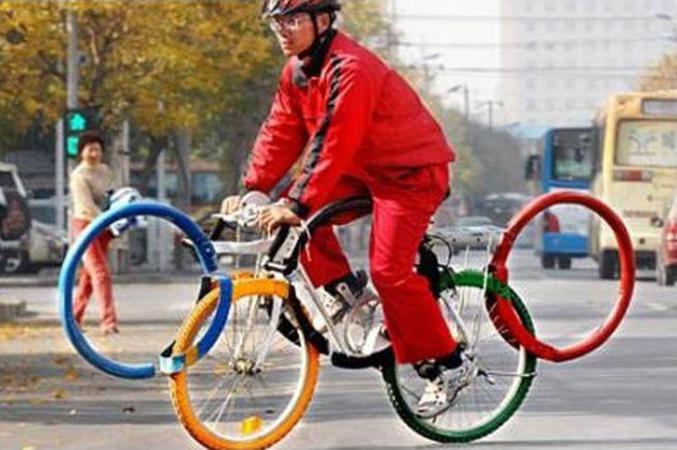 Un vélo composé des 5 anneaux olympique.
