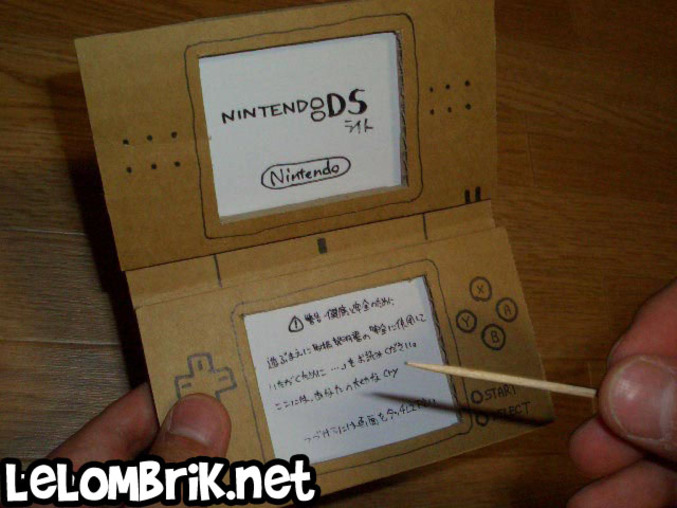 Une nintendo DS en carton