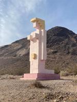 Statue de femme, et une vraie blonde en plus !