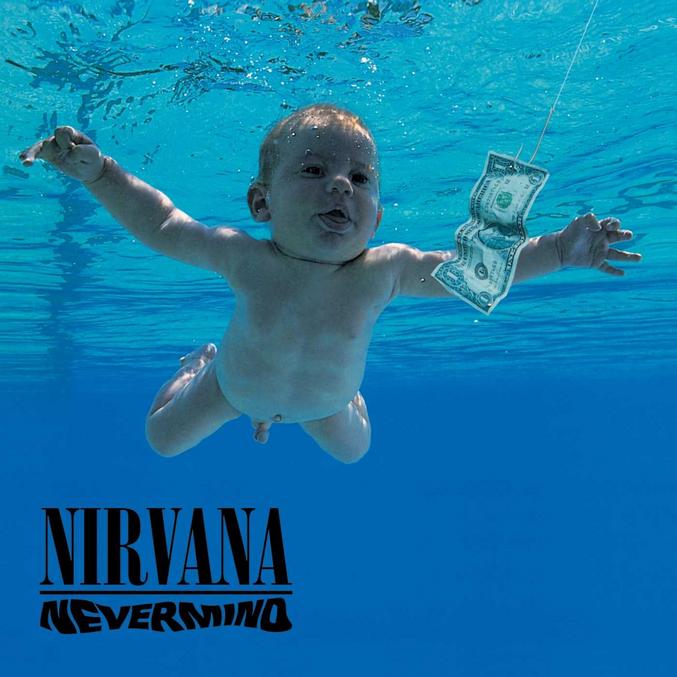 Nirvana : Spencer Elden, le bébé sur la pochette de «Nevermind», porte plainte pour «pornographie infantile»

Les parents du désormais trentenaire avaient touché 200 dollars le jour des prises de vue. Depuis, malgré son plaisir d’avoir fait partie de cette aventure, sa gêne d’avoir été ainsi exposé n’a cessé de grandir.

Par Le Parisien Le 25 août 2021 à 10h53
En trente ans, les regards évoluent. Le bébé qui figurait sur la pochette de l’album « Nevermind » de Nirvana, Spencer Elden, a porté plainte mardi, à un mois du 30e anniversaire de la sortie fulgurante du monument du grunge.

La pochette de l’album présente un bébé replet âgé de 4 mois, flottant sous l’eau dans une piscine. Il est nu et on aperçoit son zizi. Un billet d’un dollar pendu à un hameçon avait été ajouté numériquement à la photo, le nourrisson semblant se diriger vers lui avec entrain. L’image a généralement été comprise comme une critique du capitalisme. Les photos nues non sexualisées de nourrissons ne sont généralement pas considérées comme de la pornographie infantile en vertu de la loi.

Les parents d’Elden avaient touché 200 dollars pour la journée de prise de vue. C’est un seul reproche que le jeune homme avait régulièrement exprimé : de n’avoir jamais perçu le produit de l’exploitation de son image, alors que l’album a été vendu à trente millions d’exemplaires et continue à s’écouler. S’il a pu recréer plusieurs fois la pose, vêtu d’un maillot de bain, pour différents anniversaires de l’album, il a aussi témoigné dans des interviews d’une gêne grandissante à l’idée d’avoir été ainsi exposé.

Des « photographies de Spencer nu, sexuellement graphiques »

L’avocat d’Alden, Robert Y. Lewis, a estimé dans sa requête contre différents producteurs et distributeurs du disque que la pochette relevait de la pornographie juvénile, car la monnaie le présente « comme un travailleur du sexe ».

« Ni Spencer ni ses tuteurs légaux n’ont jamais signé de décharge autorisant l’utilisation d’images de Spencer ou de son image, et certainement pas de pornographie juvénile commerciale le représentant », est-il écrit dans la plainte, selon le magazine The Wrap. Le photographe Kirk « Weddle a pris une série de photographies de Spencer nu, sexuellement graphiques. Pour s’assurer que la pochette de l’album déclencherait une réponse sexuelle viscérale chez le spectateur, Weddle a activé le « réflexe de bâillonnement » de Spencer (NDLR : pour qu’il garde la bouche ouverte sans avaler d’eau) avant de le jeter sous l’eau dans des poses mettant en valeur et soulignant les parties génitales exposées de Spencer », accuse encore la plainte.

Elle vise Kirk Weddle, tous les membres du groupe Nirvana encore vivants et la chanteuse Courtney Love au titre de la succession de son mari Kurt Cobain, mort en 1994. 17 personnes sont citées dans la plainte. L’ancien poupon, aujourd’hui âgé de 30 ans, leur réclame à chacune 150 000 dollars (soit 130 000 euros) ainsi qu’un montant non spécifié de dommages-intérêts.

Source: https://www.leparisien.fr/culture-loisirs/musique/nirvana-spencer-elden-le-bebe-sur-la-pochette-de-nevermind-porte-plainte-pour-pornographie-infantile-25-08-2021-WD3KFHYXTVBE3E4KIIZOR6LJDA.php

