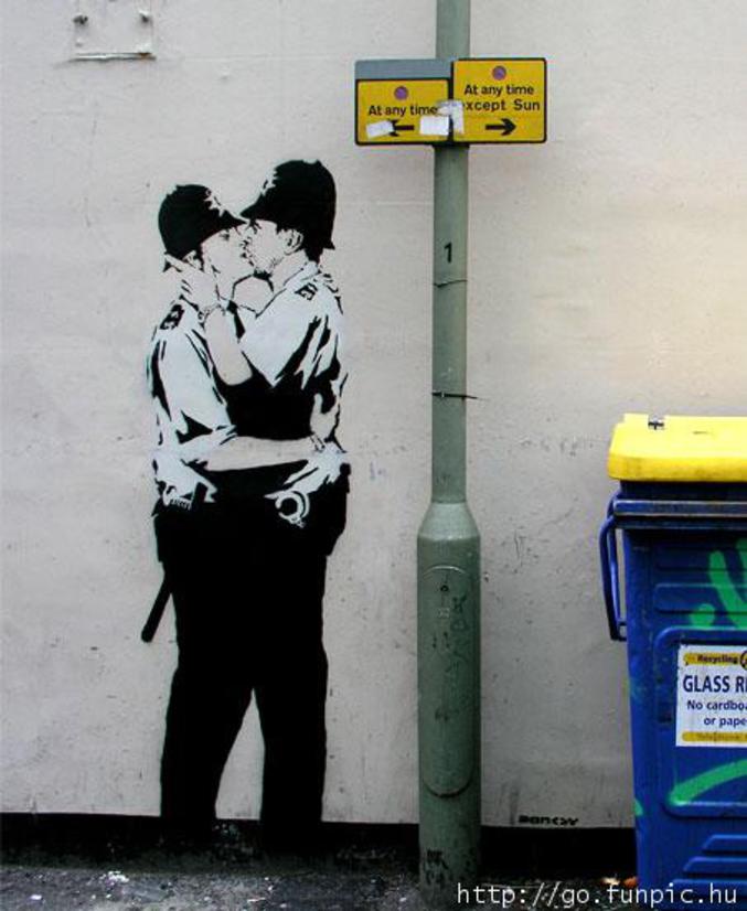 Un graffiti de deux agents de la police s'embrassant.