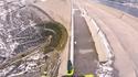 Prendre des risques sur son vélo sur la rembarde d'un barrage