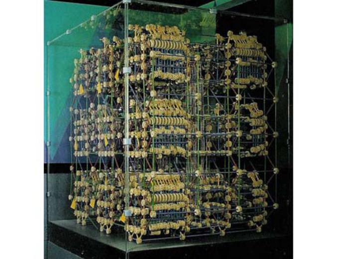 En 1980, une équipe d'étudiants du MIT a conçu un ordinateur binaire à partir de module en bois de jeu Tinkertoy, capable de jouer au morpion.
Cet ordinateur est exposé au musée des sciences de Boston.

http://www.retrothing.com/2006/12/the_tinkertoy_c.html

https://web.archive.org/web/20141113163159/http://www.rci.rutgers.edu/~cfs/472_html/Intro/TinkertoyComputer/TinkerToy.html

https://www.cs.cmu.edu/afs/cs/academic/class/15883-f15/readings/dewdney-1989.pdf