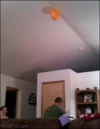 Attrape le ballon avant que maman ne revienne