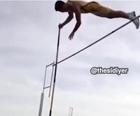 Trahi par sa perche.