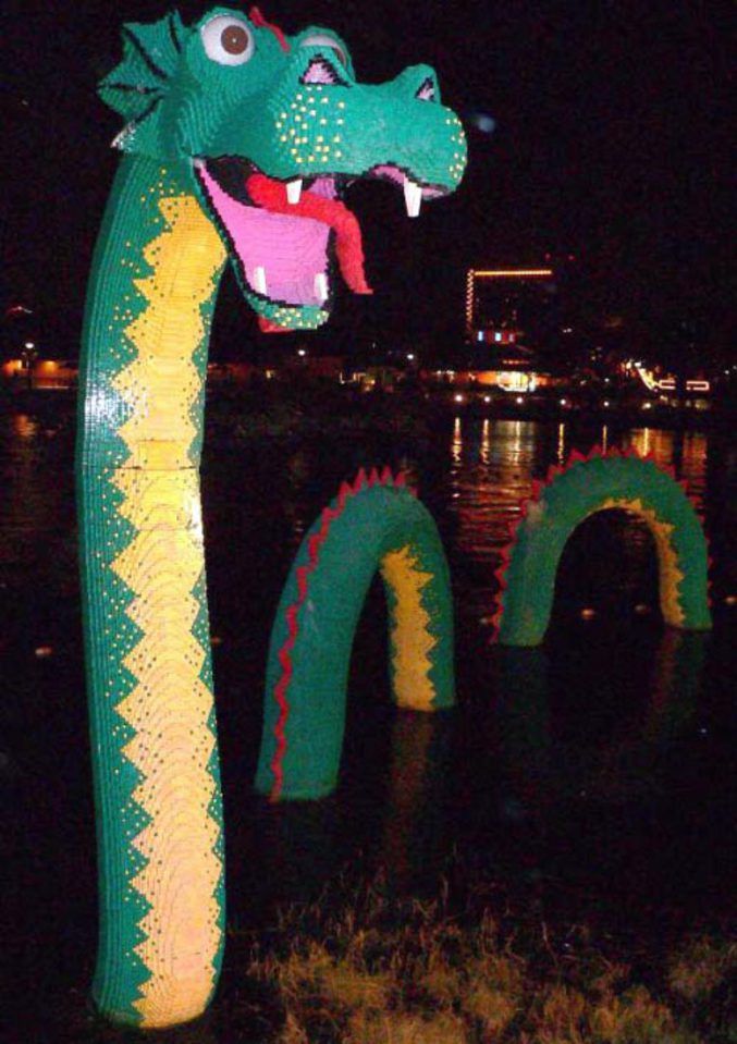 Le monstre du Loch Ness réalisé entièrement en Lego.
