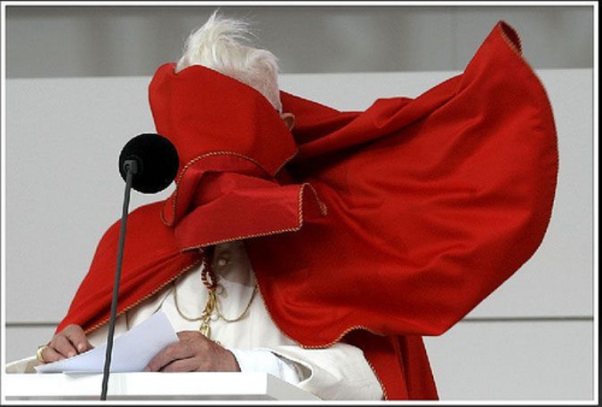 Le Pape reçoit sa cape dans la figure.