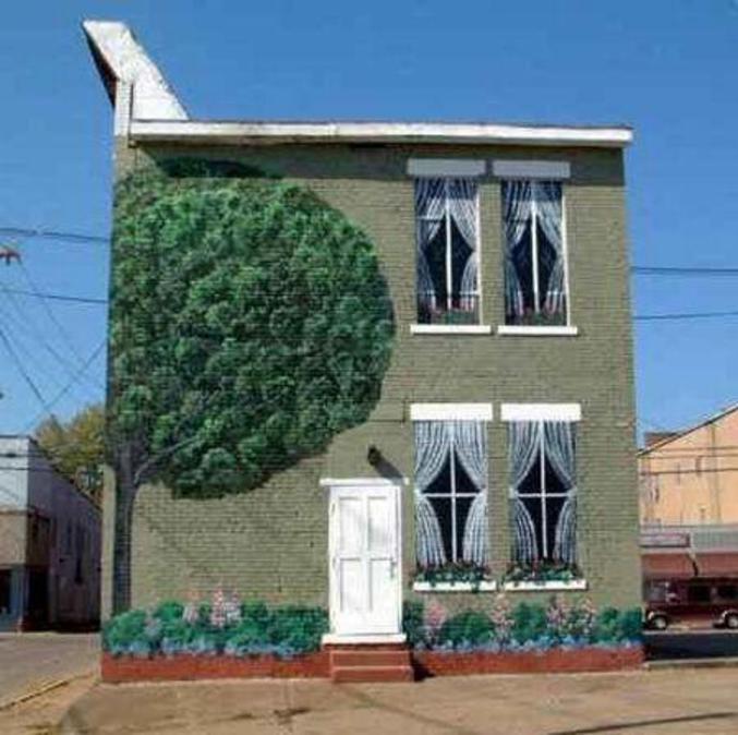 Une maison invisible dans son quartier.