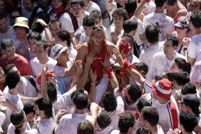 Une fille dans la foule.