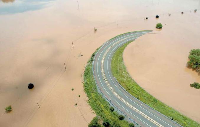 Une route complètement inondée.