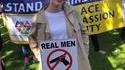 Les vrais hommes utilisent leur poing