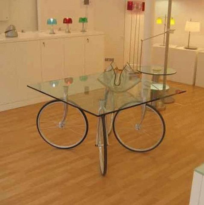 Une table qui a des roues de vélo pour pieds.