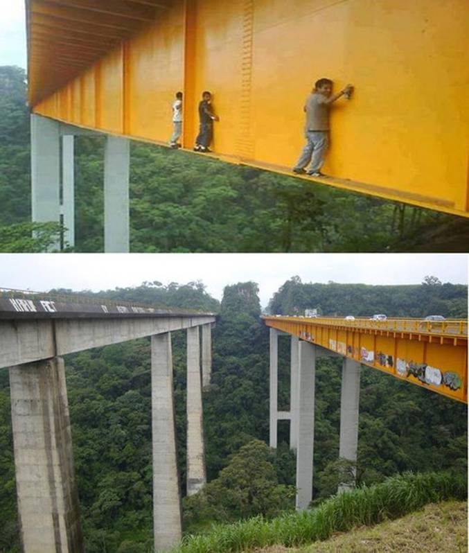 Des gens empruntent le passage piéton d'un pont. (Fortín, puente de Metlac)