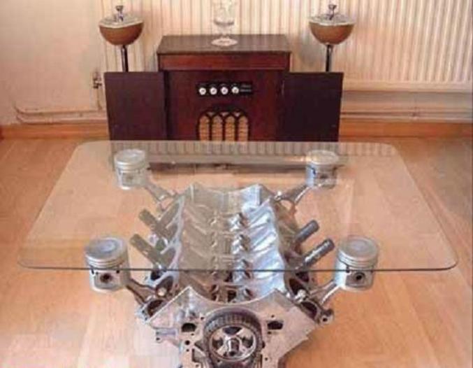 Une table faite sur base d'un moteur de Ferrari