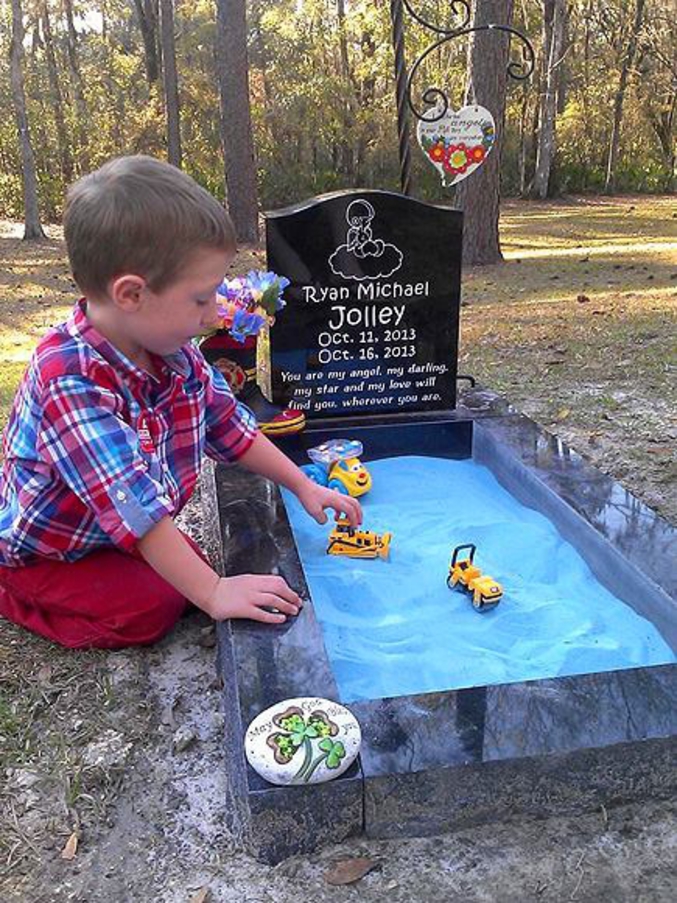 http://www.dailymail.co.uk/news/article-2580696/Mother-creates-heartbreaking-SANDBOX-tribute-infant-sons-grave-toddler-brother-spend-time-him.html