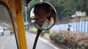 Un chauffeur concentré